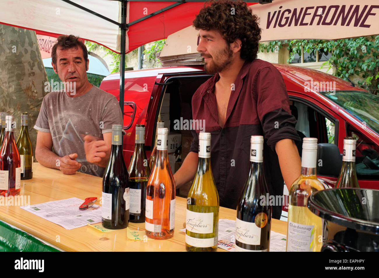 Una festa del vino a Mirabel aux Baronnies, Drôme, Francia. Foto Stock