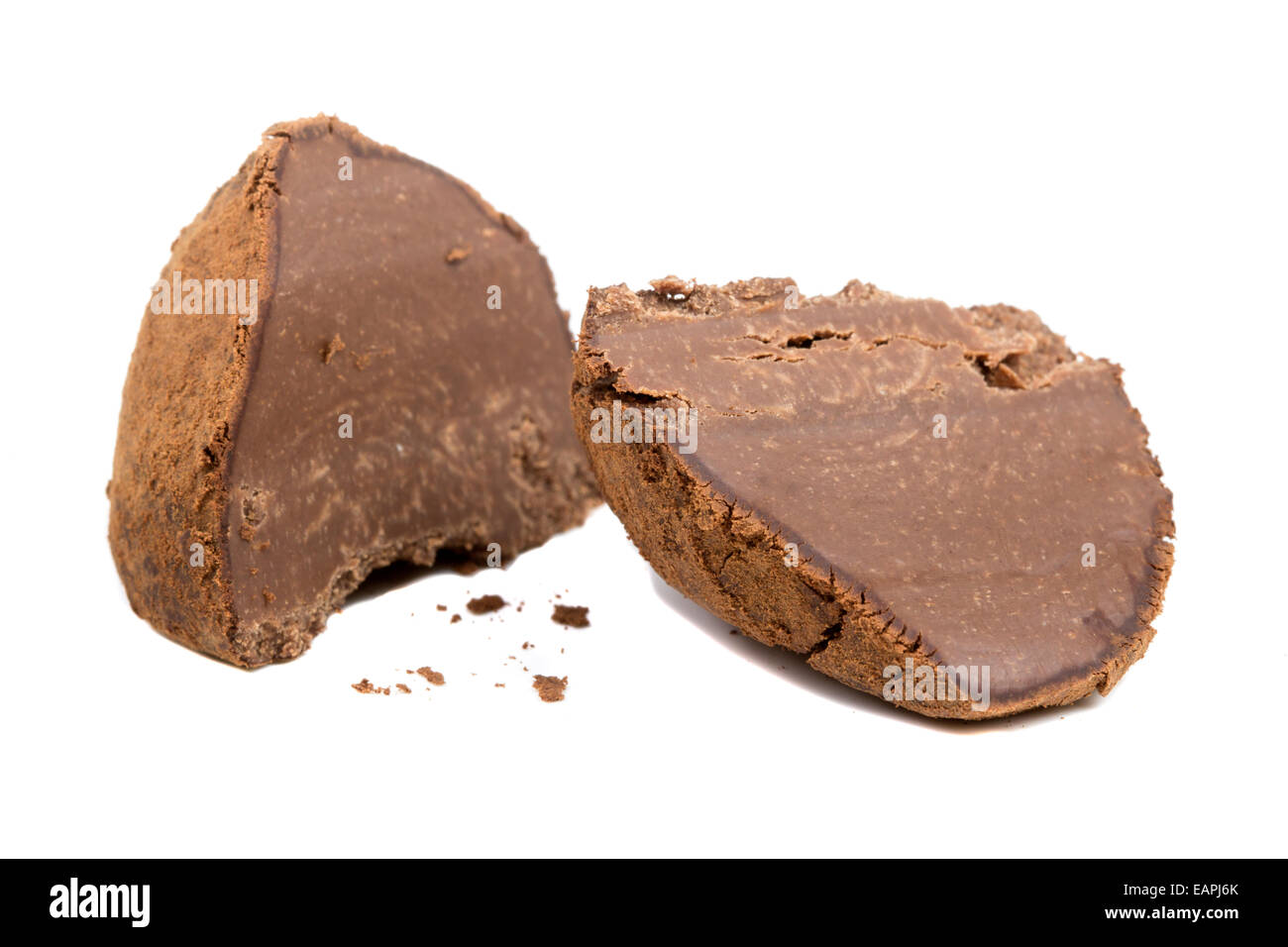 Tartufo al cioccolato tagliato a metà isolato su sfondo bianco Foto Stock