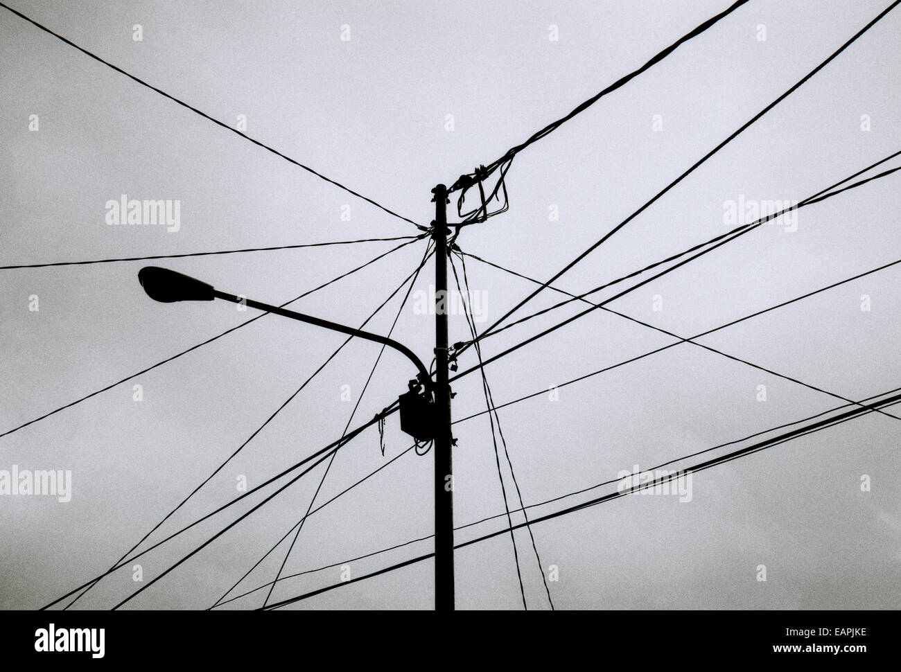 Fotografia documentaria - Urban Yogyakarta in Java in Indonesia nel sud-est asiatico in Estremo Oriente. Silhouette astratta della tecnologia di comunicazione Foto Stock