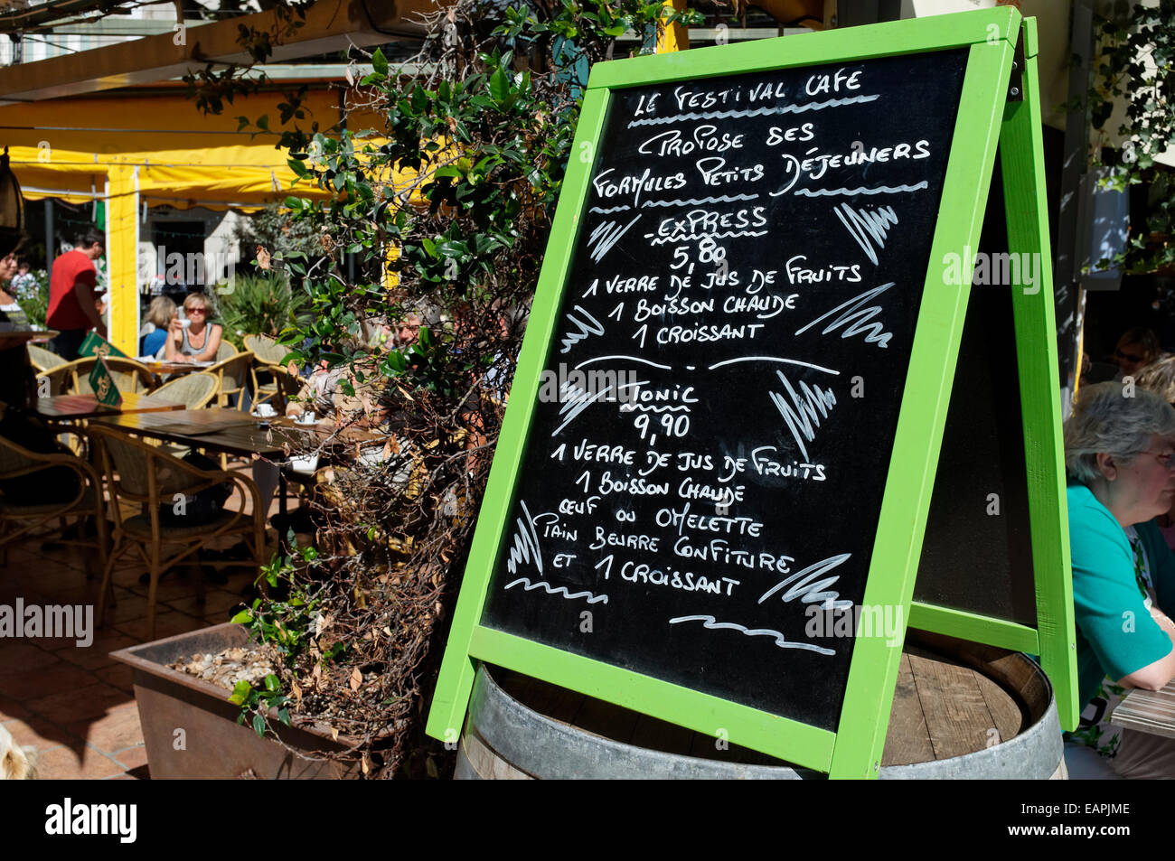 Il menu della prima colazione per un ristorante in Vaison-la-Romaine, Provenza, Francia. Foto Stock