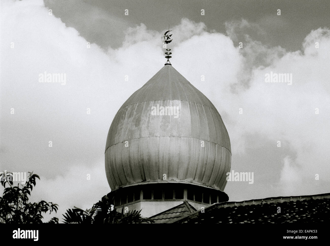 Cielo drammatico e una Moschea Islamica cupola in Yogyakarta in Java in Indonesia nel sud-est asiatico in Estremo Oriente. L'islam musulmani Travel Foto Stock