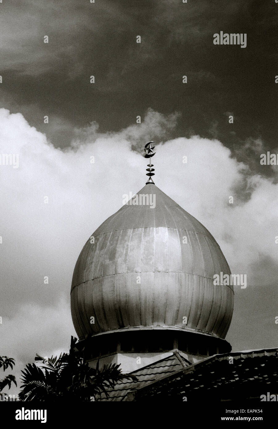 Cielo drammatico e una Moschea Islamica cupola in Yogyakarta in Java in Indonesia nel sud-est asiatico in Estremo Oriente. L'islam musulmani Travel Foto Stock