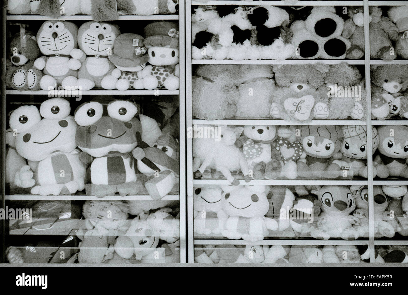 Fotografia di viaggio - Toy shop business in Yogyakarta in Java in Indonesia nel sud-est asiatico in Estremo Oriente. Documentario bambini infanzia b&W Foto Stock