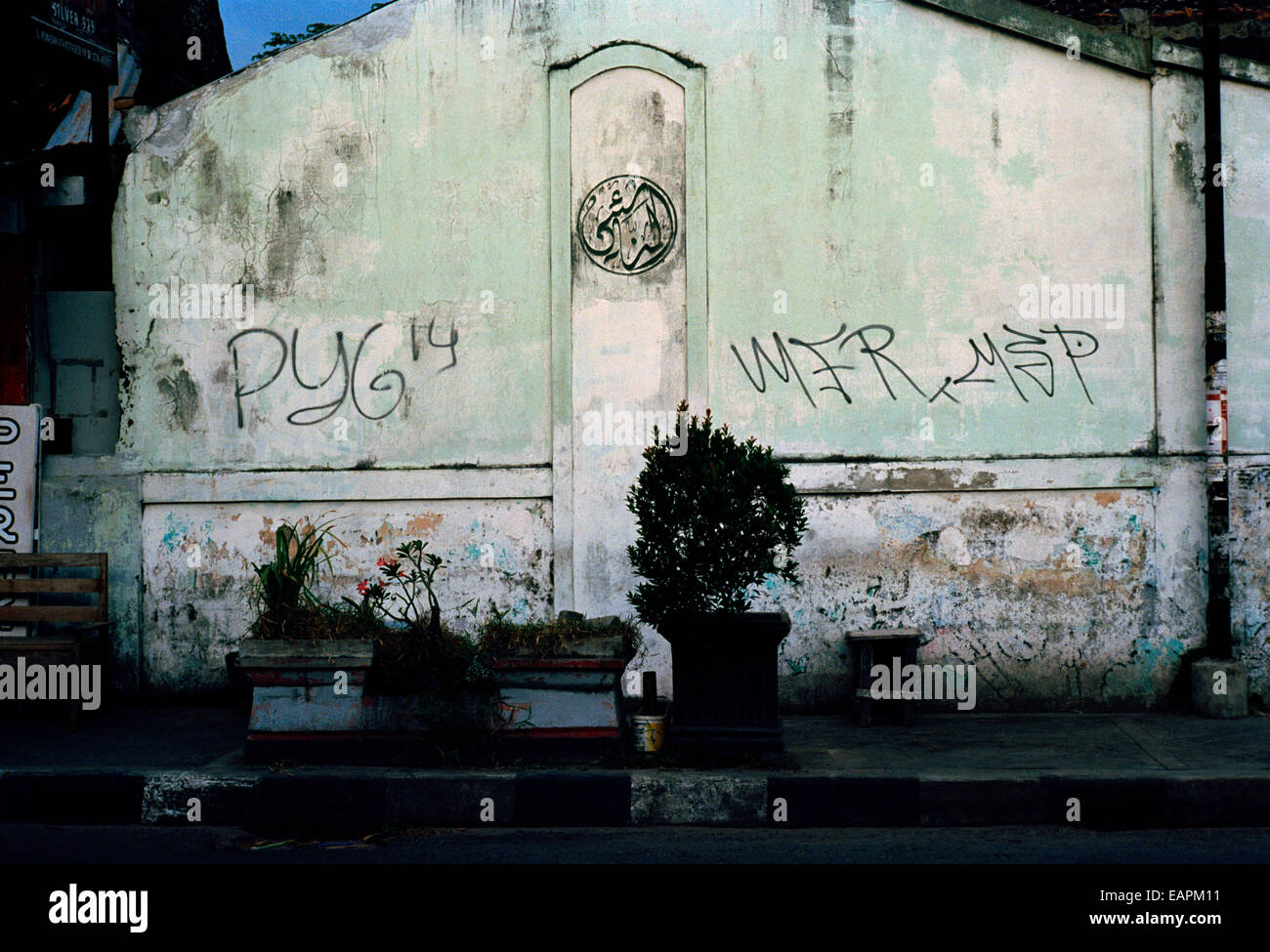 Fotografia documentaria - Chiaroscuro street scene in Kota Gede a Yogyakarta in Indonesia Java Southeast Asia Estremo Oriente. Foto Stock
