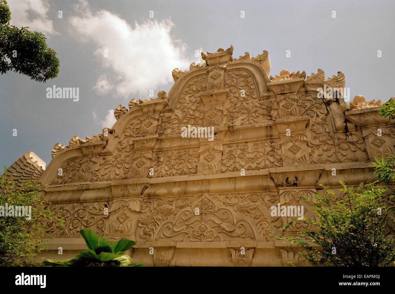 Cancello a ovest del complesso balneare di Taman Sari Castello d'acqua a Yogyakarta in Java in Indonesia nel sud-est asiatico in Estremo Oriente. Turismo Sito turistico Travel Foto Stock