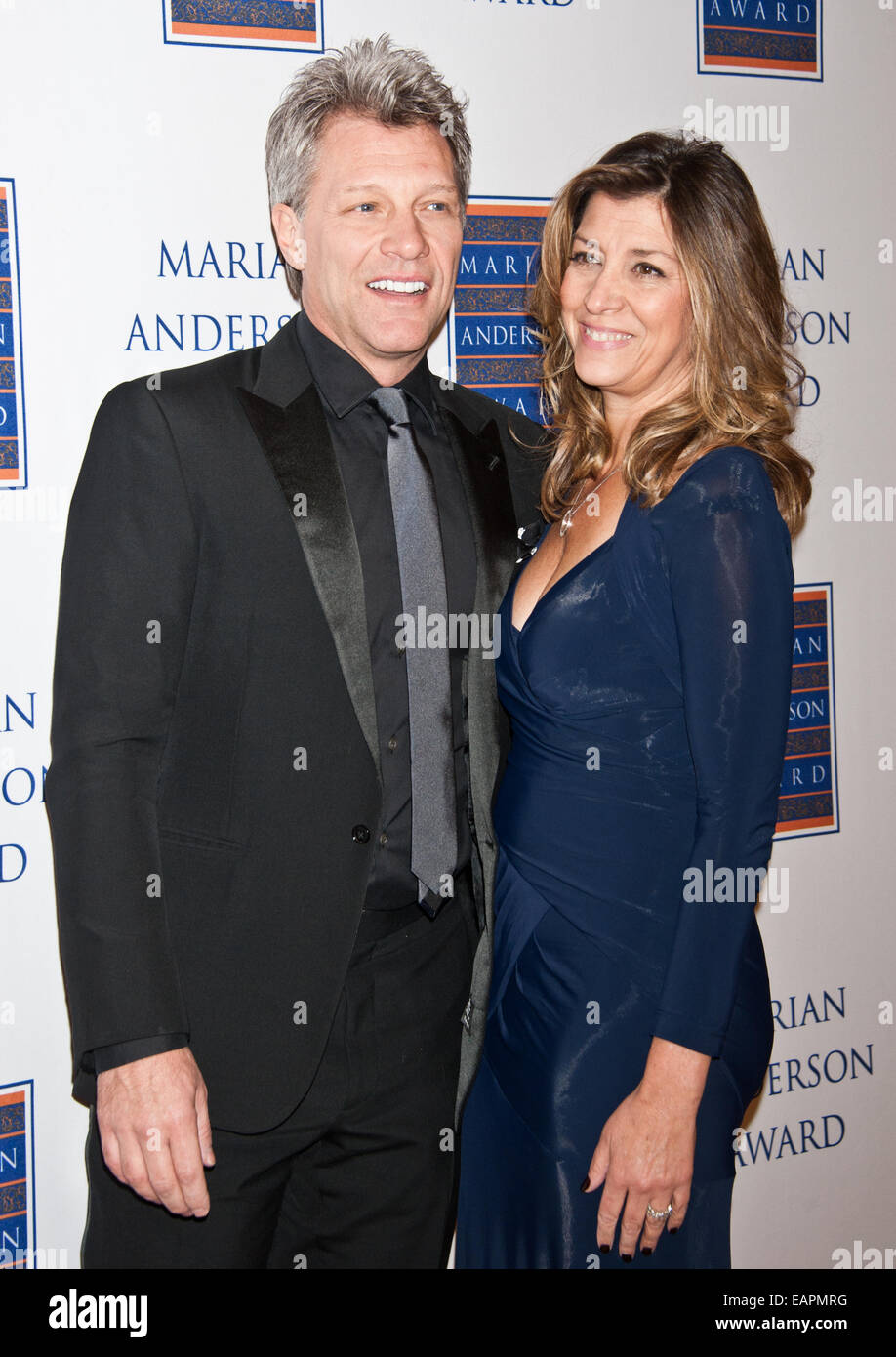 Philadelphia, Pennsylvania, USA. 18 Novembre, 2014. (L - R) Jon Bon Jovi e Dorothea Bon Jovi frequentare il 2014 Marian Anderson Premio in onore di Gala Jon Bon Jovi al Kimmel Center il 18 novembre 2014 a Philadelphia, Pennsylvania, Stati Uniti. Credito: Paolo Froggatt/Alamy Live News Foto Stock