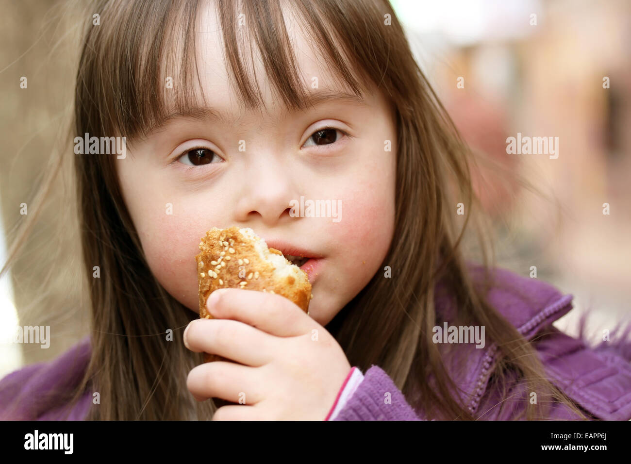 Ritratto della bella ragazza che mangiare baguette Foto Stock