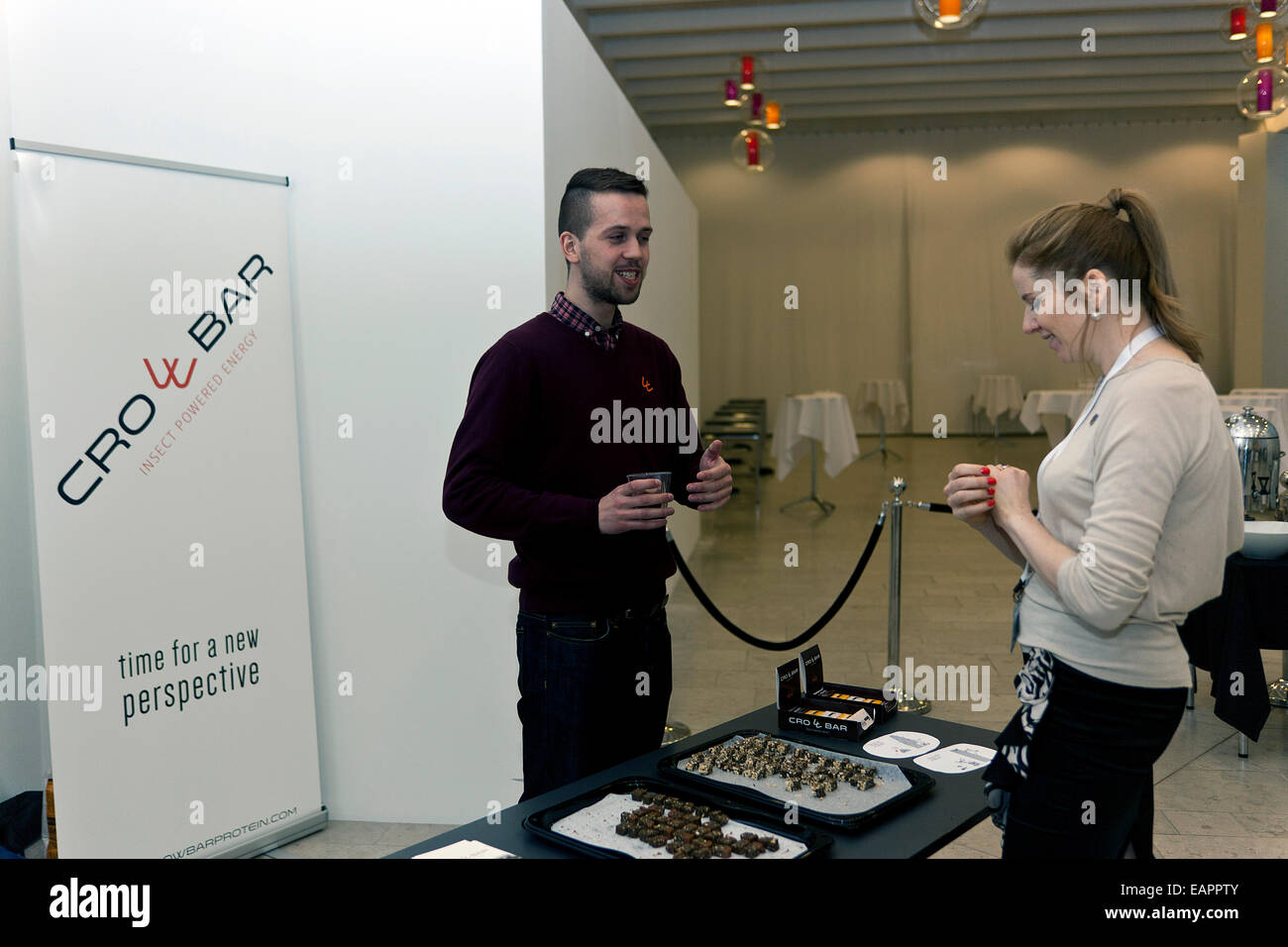 Copenhagen, Danimarca, Novembre 19th, 2014: secondo Stefan Thoroddsen, dall'islandese azienda start-up, BSF Productions, che possiede il marchio, Palanca, non devono essere un uccello per mangiare insetti - o più precisamente: Cricket's. Essi realmente buon gusto - quando essi sono fatti di farina mediante la sua azienda e per uno snack. E Questi spuntini non sono solamente sano, essi sono anche sostenibile: per 1 chilogrammo di proteina della carne di vacca 8350 litri di acqua è usato, ma se le proteine proviene da cricket's soltanto 8 litri di ater è trascorso. Foto Stock