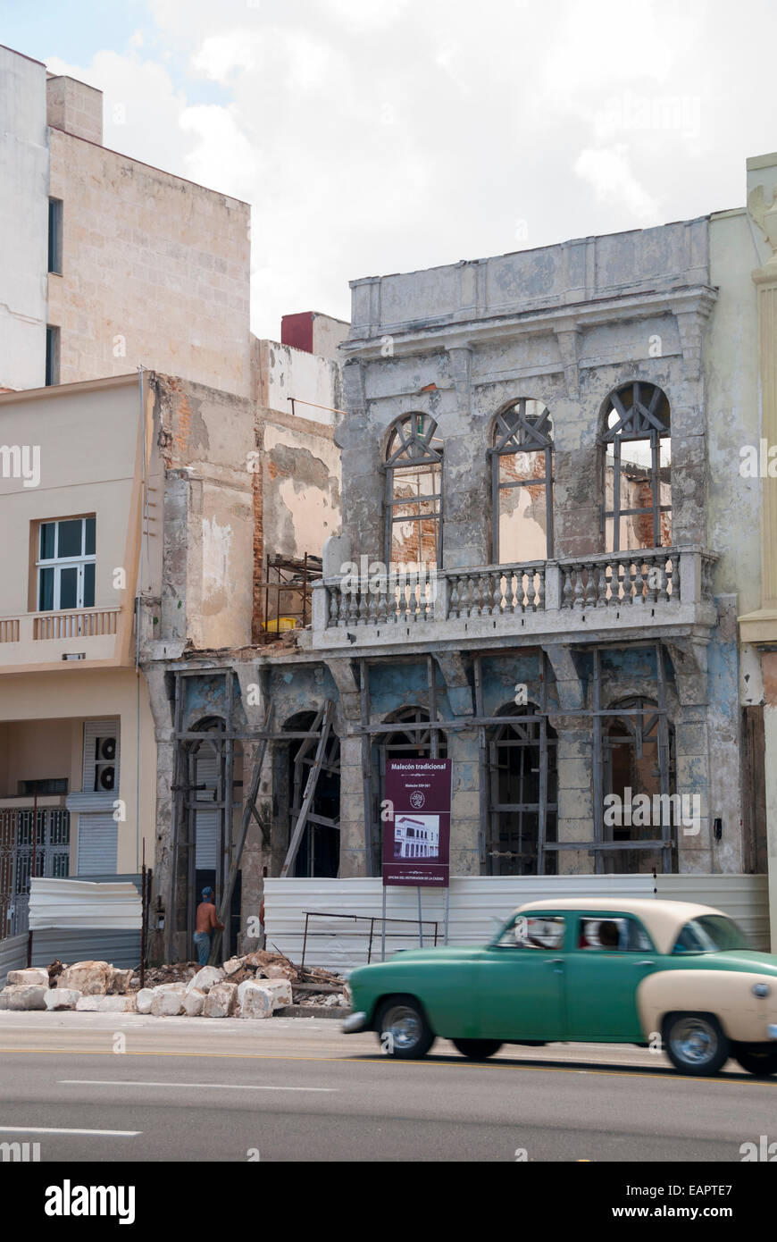 Costruttori di ripristinare il guscio di uno degli storici edifici coloniali spagnoli in stato di abbandono sul Malecon in Havana Cuba Foto Stock