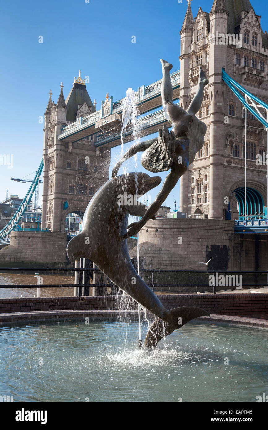 Ragazza con una fontana dei Delfini (1973) da artista inglese David Wynne - Londra, Inghilterra Foto Stock