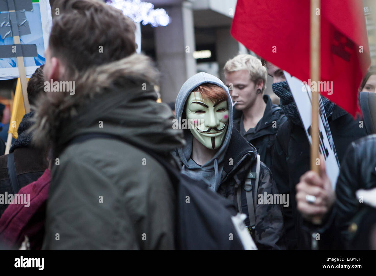 Londra, Inghilterra - novembre 19: Gli studenti prendono parte a una marcia di protesta contro le tasse e i tagli nel sistema di istruzione a novembre Foto Stock