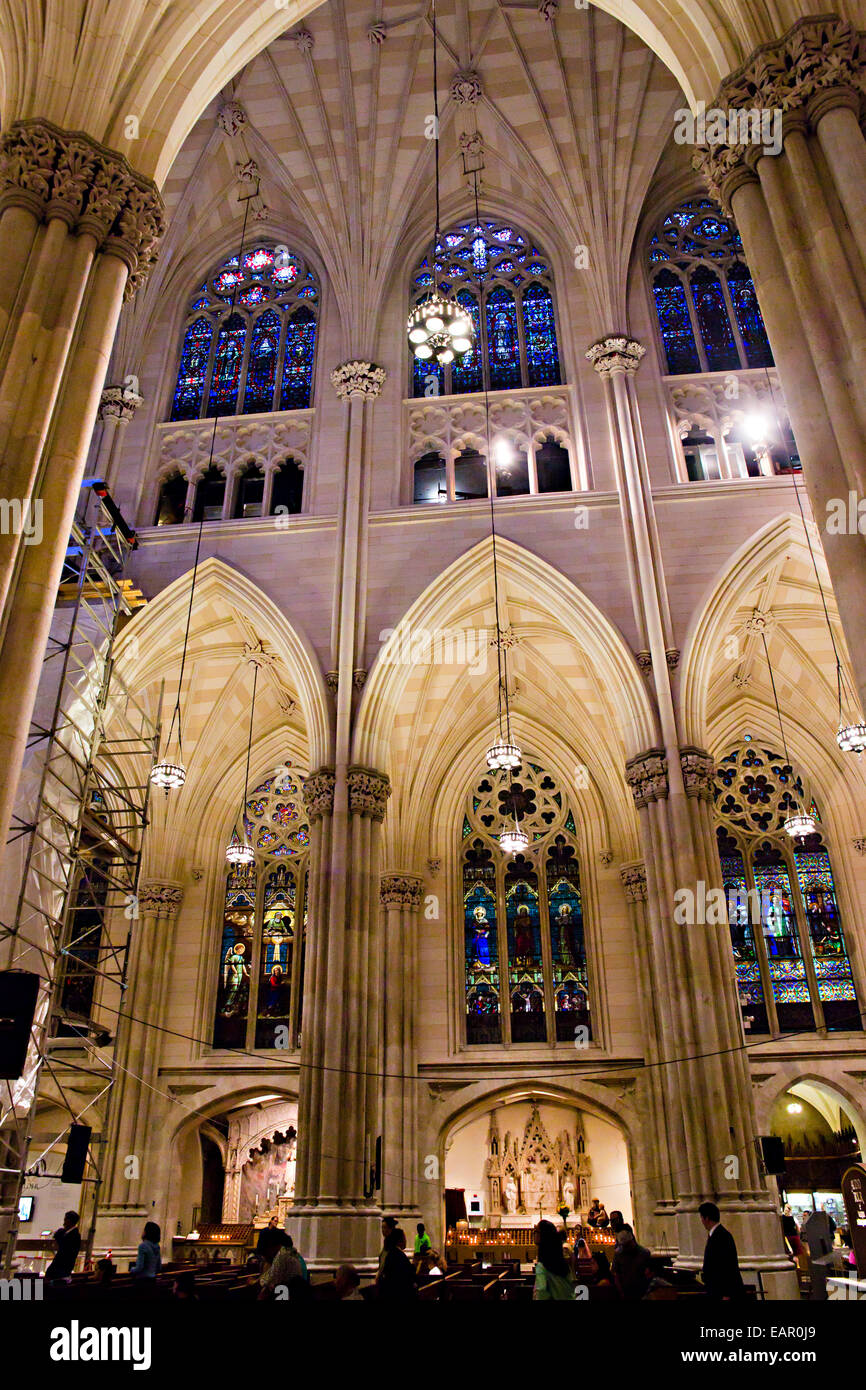 Una vista dall'interno di una chiesa cattolica durante la costruzione della città di New York, NY. Foto Stock