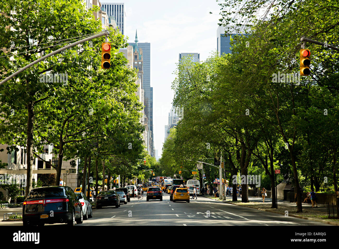 Una vista dalla strada del centro cittadino di New York City, NY. Foto Stock