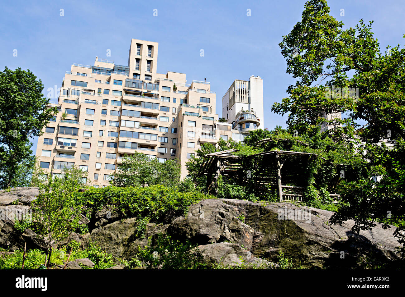 Un contrasto di edifici della città vicino al Central Park di New York, NY. Foto Stock