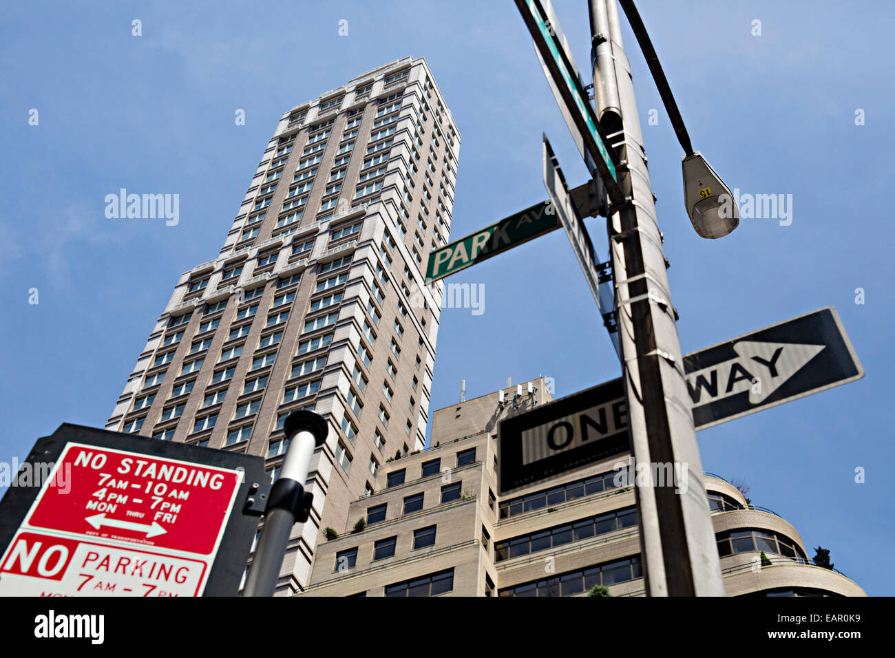 Una vista del Park Avenue segno nel centro di New York, NY. Foto Stock