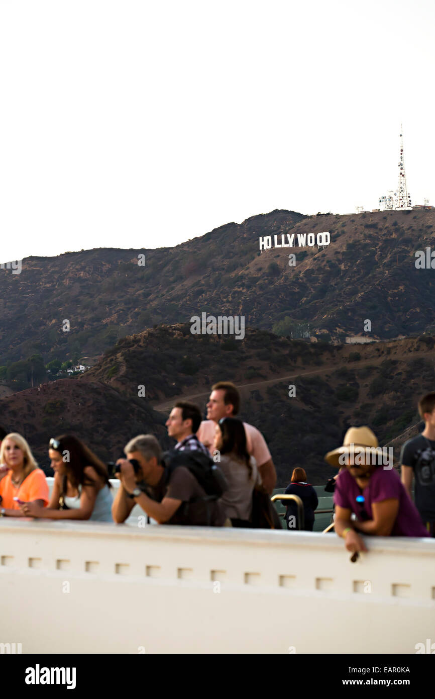 La famosa insegna di Hollywood landmark è visto da Osservatorio Griffith come turisti vista sullo skyline della città di Los Angeles. Foto Stock