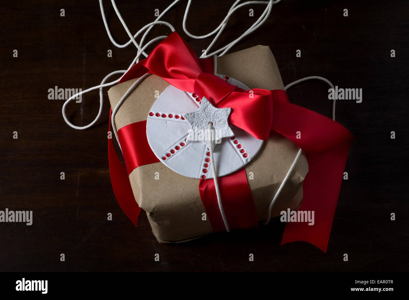 Confezione regalo, artigianato carta con nastro marrone e etichetta circolare con stella Foto Stock