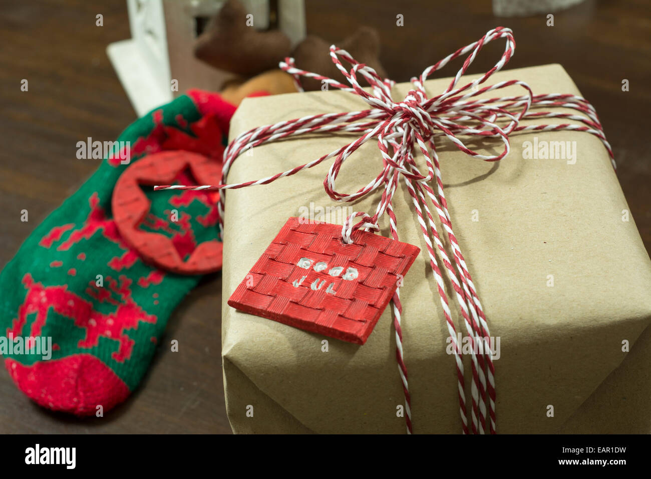 Imbarcazioni carta regalo, legata con cavo bobina, il bianco e il rosso e un biglietto di auguri di Natale. Foto Stock