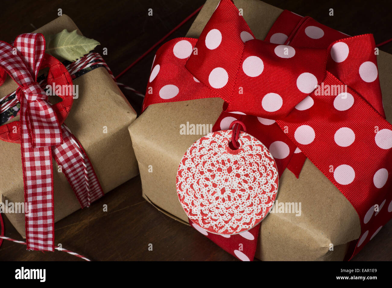 Il rosso e il blu polka dot confezione regalo con nastro e prua Foto Stock