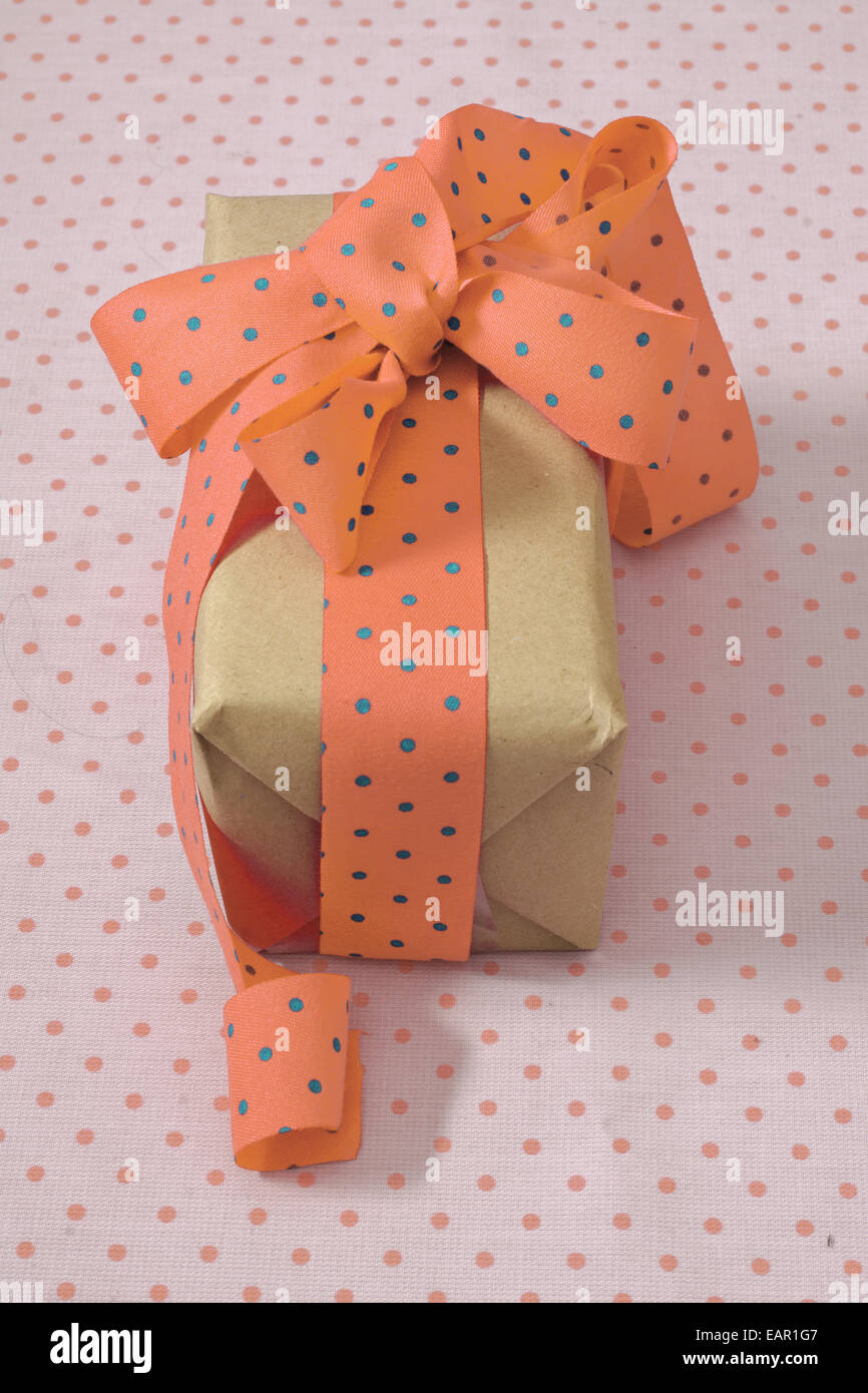 Peach e Blue polka dot confezione regalo con nastro e prua Foto Stock