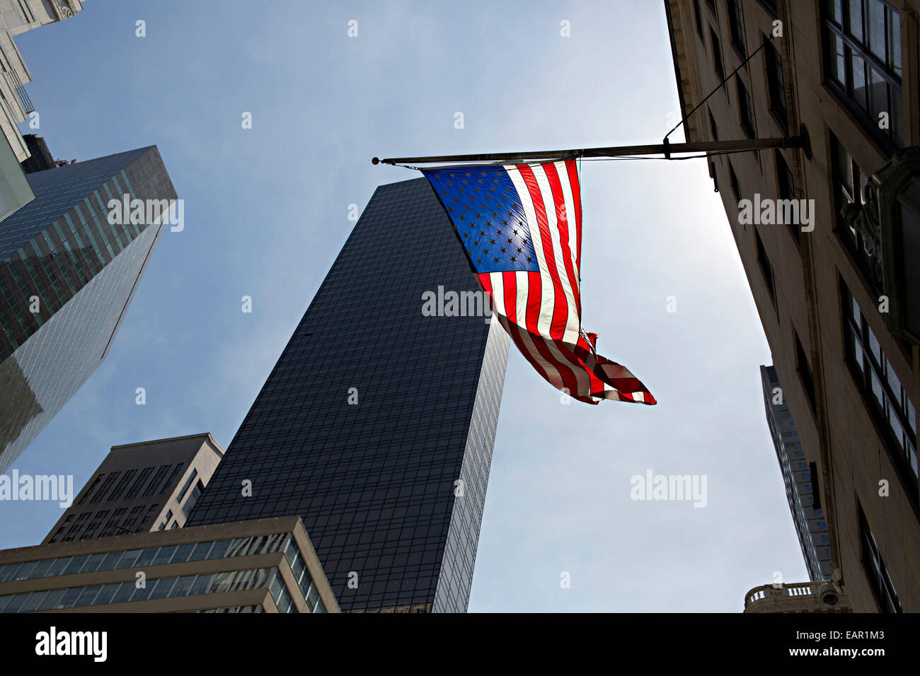 Una bandiera americana onde nella città di New York, NY. Foto Stock
