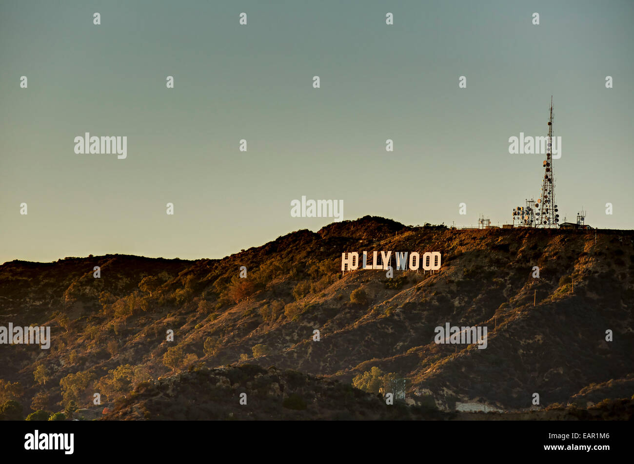 La famosa insegna di Hollywood landmark è visto dalla Griffith Observatory di Los Angeles, in California al crepuscolo. Foto Stock