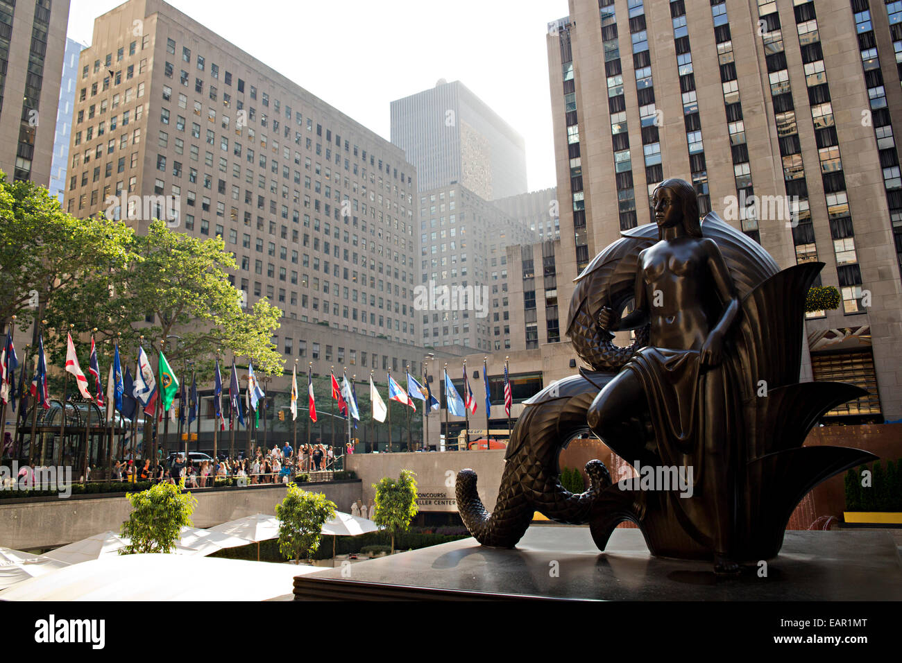 Una statua che si trova nella parte anteriore del Rockefeller Center nel centro di New York, NY. Foto Stock