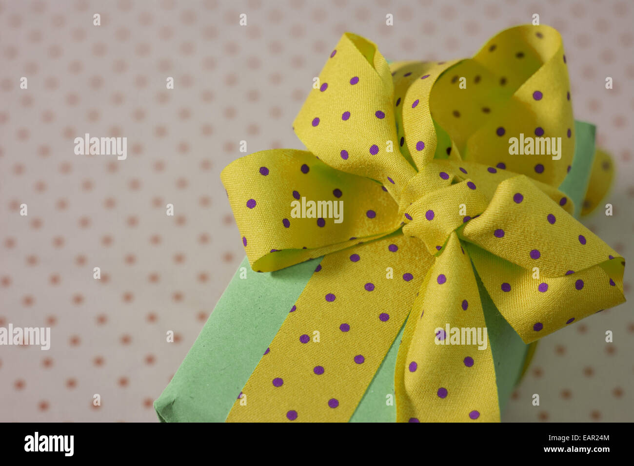 Giallo polka dot, verde confezione regalo con nastro e prua Foto Stock