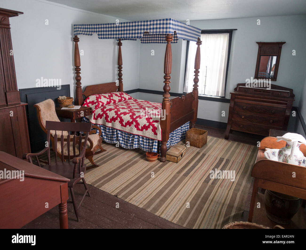 Camera da letto in Canada superiore casa di villaggio. Vecchio camere da letto al piano di sopra in un bene-a-fare casa di villaggio. Foto Stock