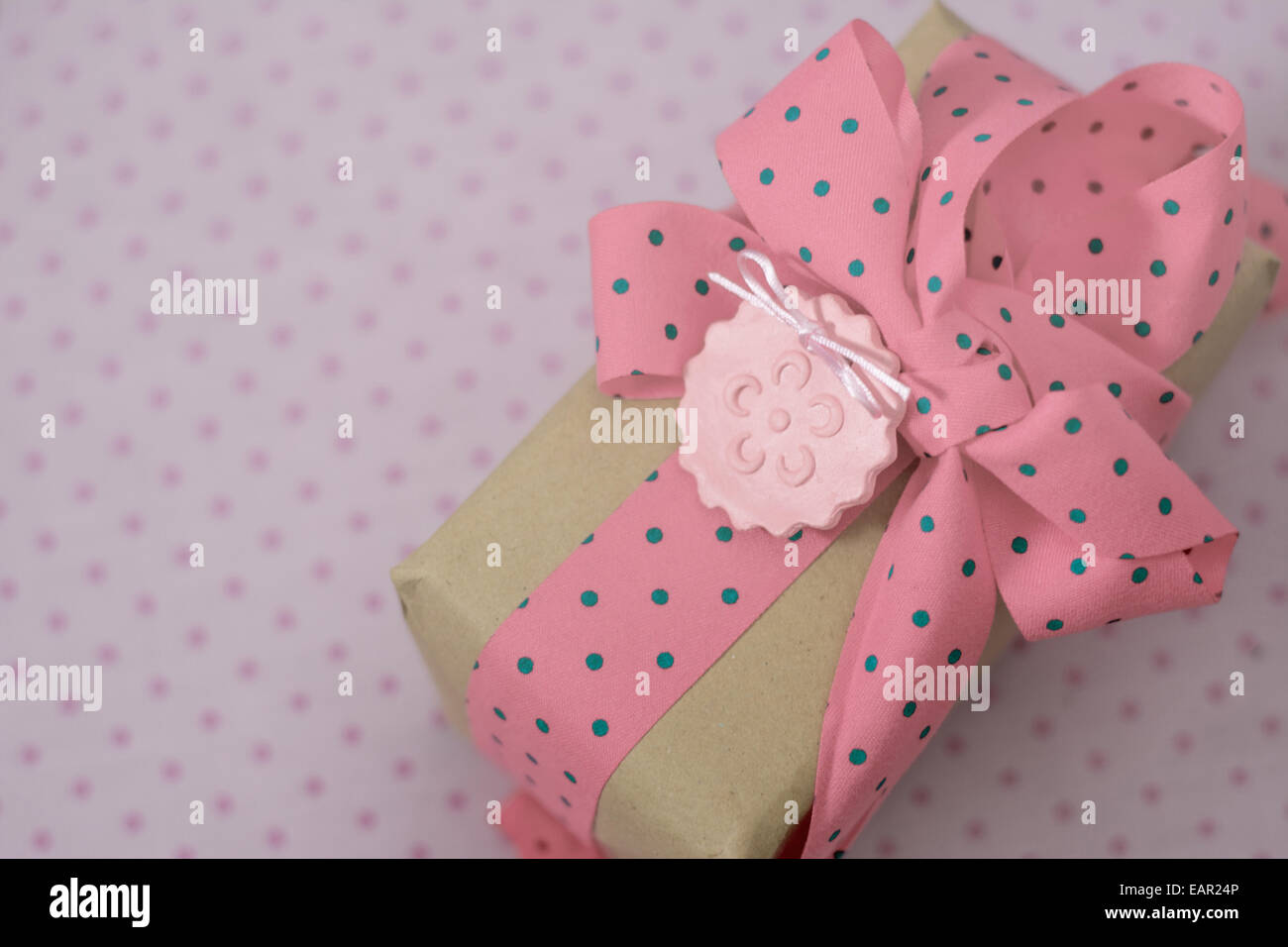 Rosa e Bianco polka dot confezione regalo con nastro e prua Foto Stock