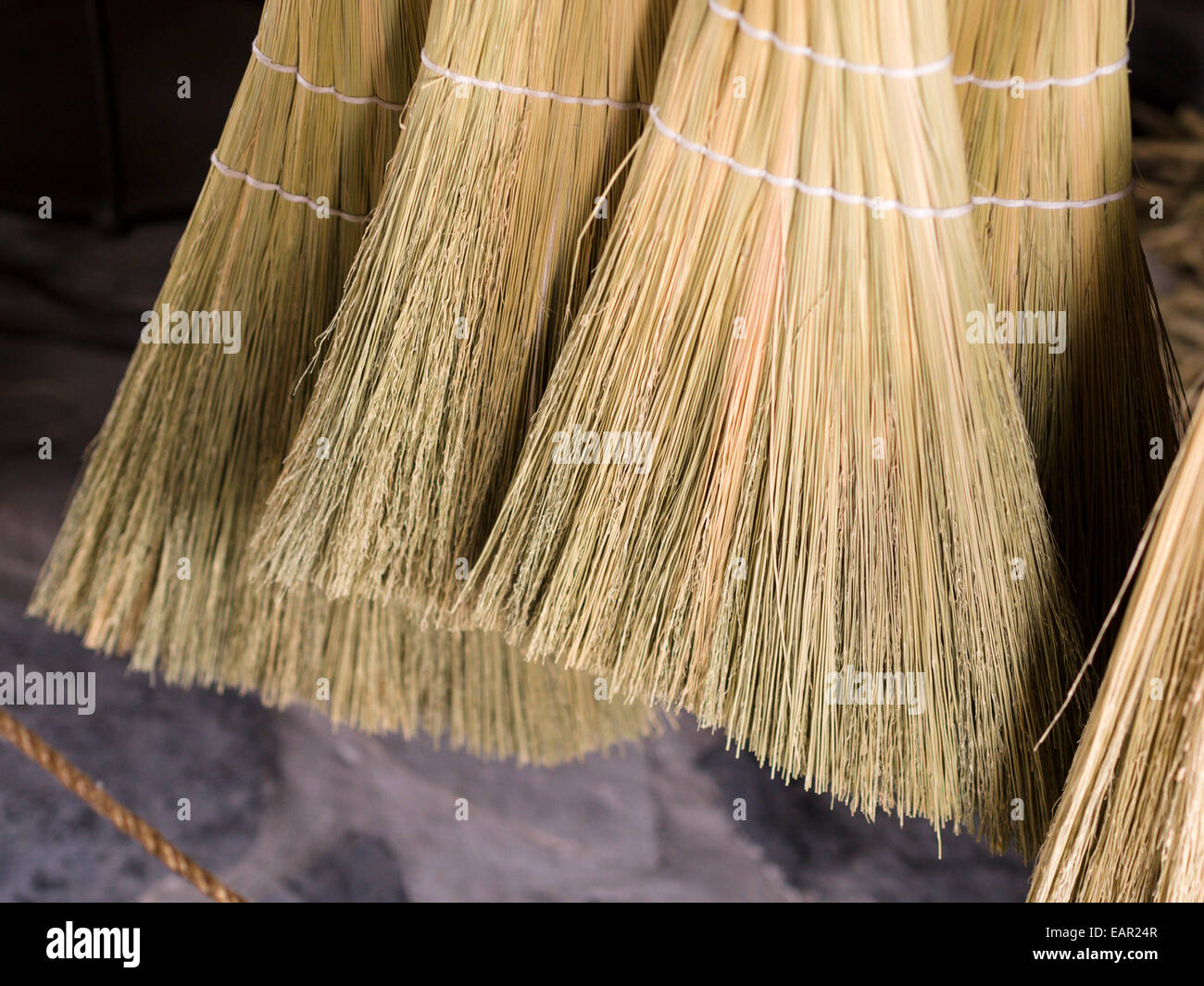Le estremità tagliate del mais fatti a mano scope. Fatto a mano scope realizzate in un piccolo negozio in Canada Superiore Villaggio. Foto Stock