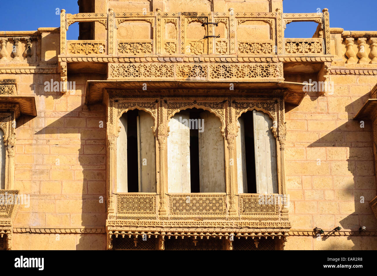 Antica pietra Hindu Temple nel mezzo del lago Gadsisar, Jaisalmer, Rajasthan Foto Stock