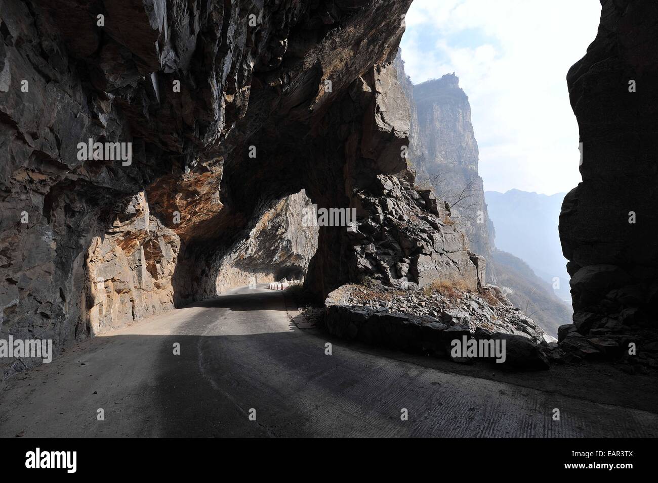 Lingchuan. Xix Nov, 2014. Foto scattata il 9 novembre 19, 2014 mostra una strada costruita sulla roccia delle montagne Taihang nella contea Lingchuan, nel nord della Cina di nella provincia di Shanxi. Il 7,5-chilometro di strada, il collegamento di un villaggio di montagna con County town, sembra appeso a una parete da lontano. © Zhan Yan/Xinhua/Alamy Live News Foto Stock