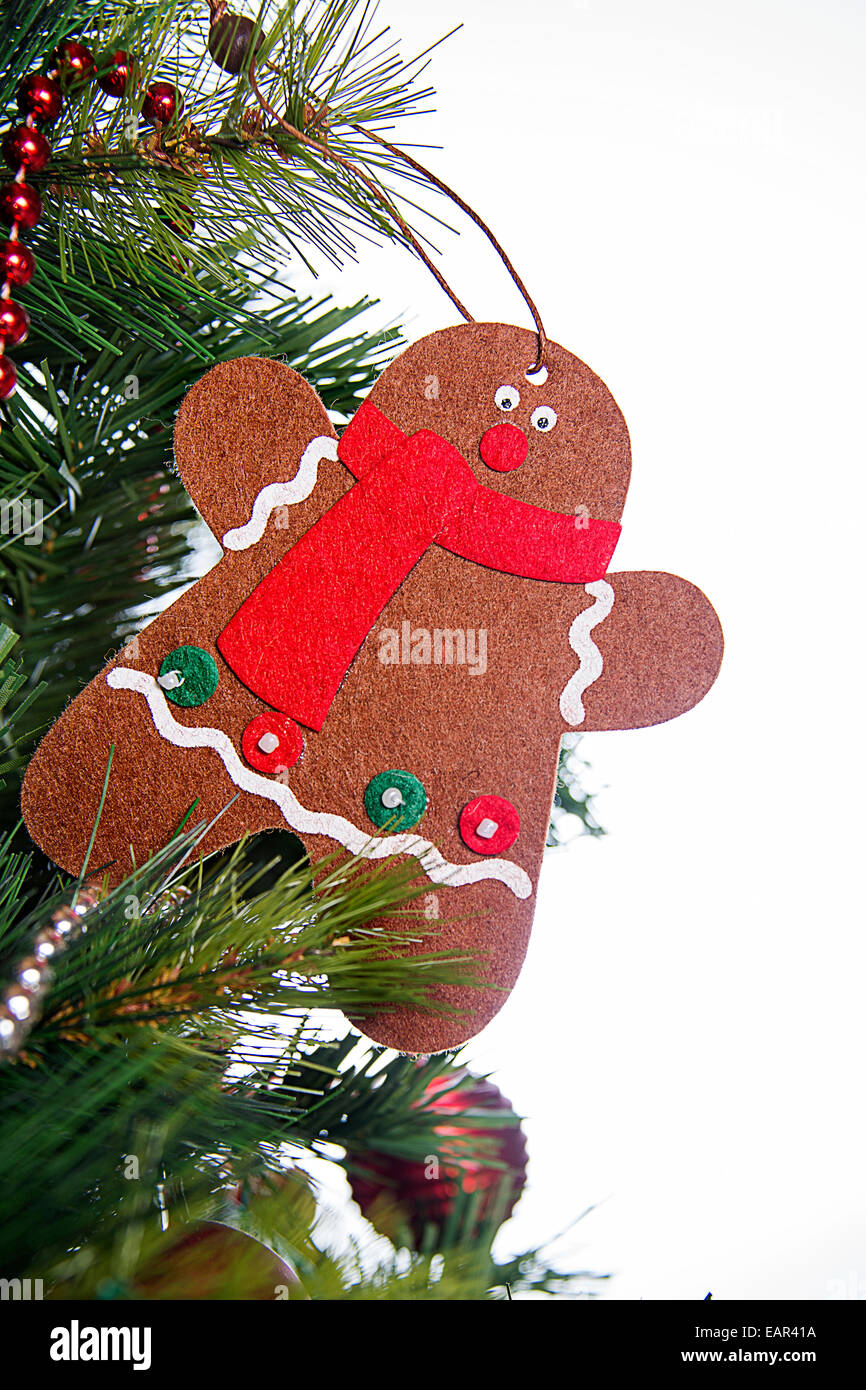 Albero di Natale decorazioni con Gingerbread Man contro uno sfondo bianco Foto Stock