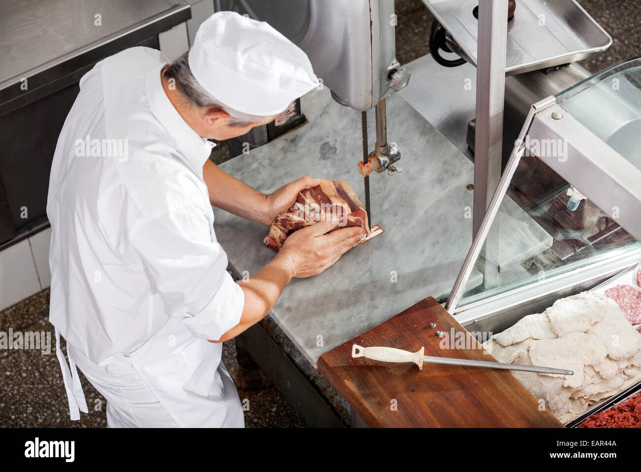 Macelleria carne di taglio con segatrice a nastro Foto Stock