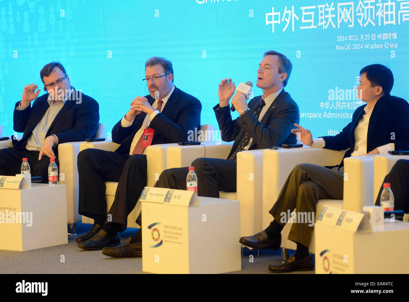 Wuzhen, cinese della Provincia di Zhejiang. Xx Nov, 2014. Paolo E. Jacobs (2R), presidente esecutivo di Qualcomm Inc., affronta i cinesi e stranieri Internet Leaders Summit durante il mondo Internet conferenza in Wuzhen, est della Cina di Provincia dello Zhejiang, nov. 20, 2014. I rappresentanti di quasi un centinaio di paesi e regioni hanno partecipato ai tre giorni 2014 World Internet Conferenza che ha dato dei calci a fuori mercoledì in Wuzhen. Credito: Han Chuanhao/Xinhua/Alamy Live News Foto Stock