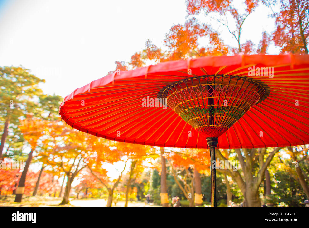 In stile giapponese ombrellino di carta Foto stock - Alamy