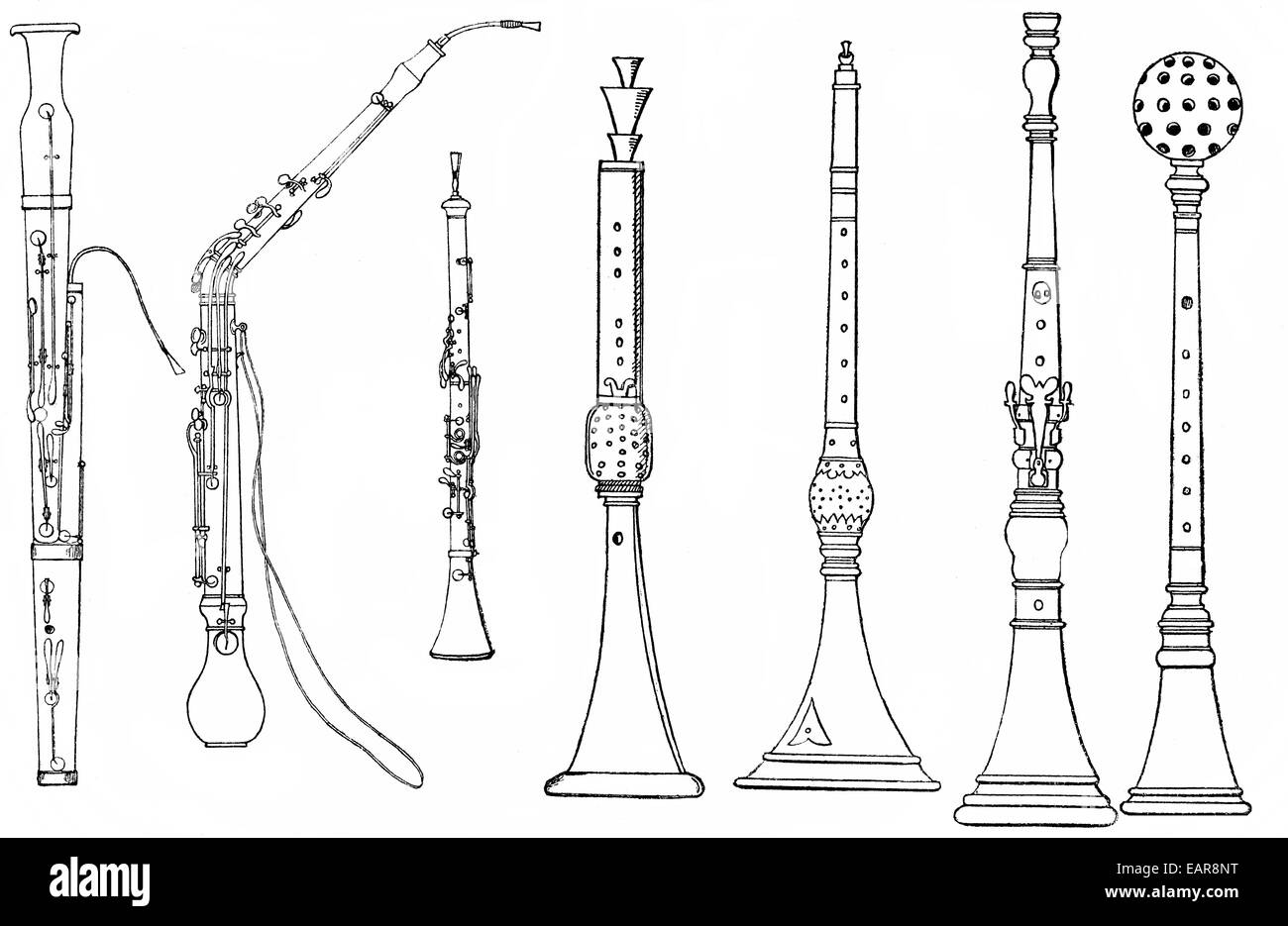 Varie forme di antichi strumenti a fiato in legno, ciaramella, oboe,  fagotto, corno inglese, Miriliton o eunuco flauto, verschiedene Forme Foto  stock - Alamy