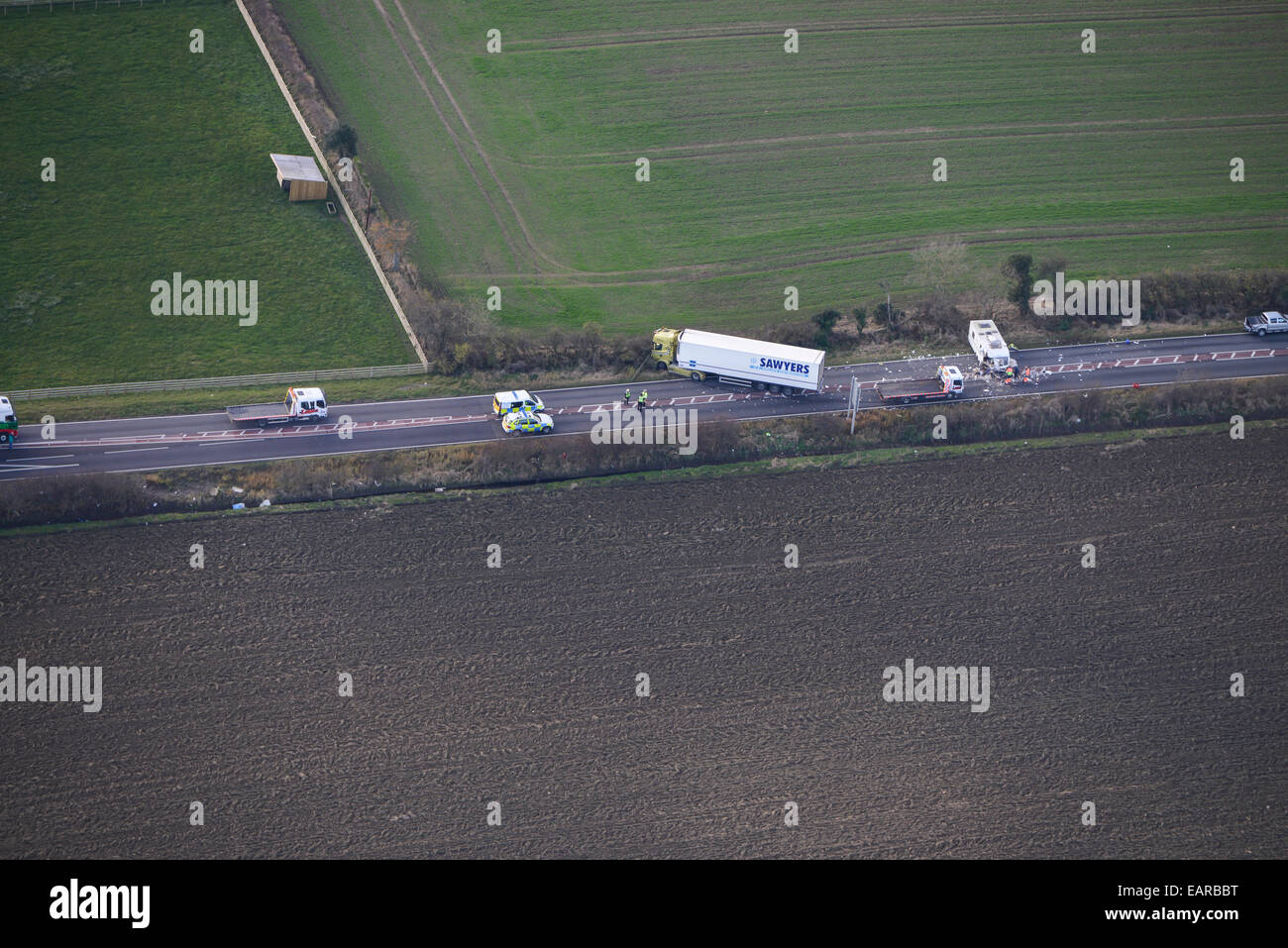 Una veduta aerea di incidenti stradali che coinvolgono un caravan e un HGV Foto Stock