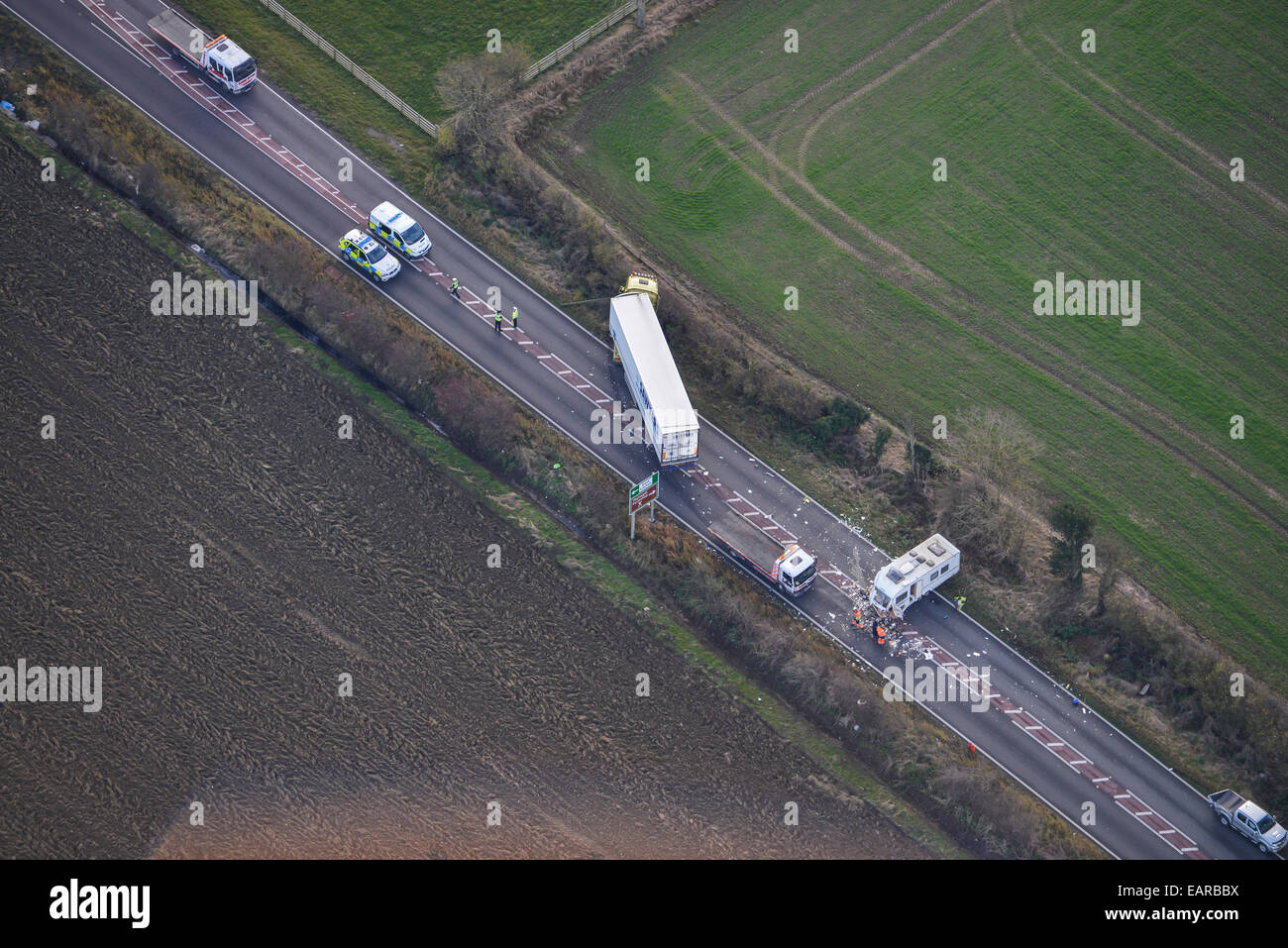Una veduta aerea di incidenti stradali che coinvolgono un caravan e un HGV Foto Stock