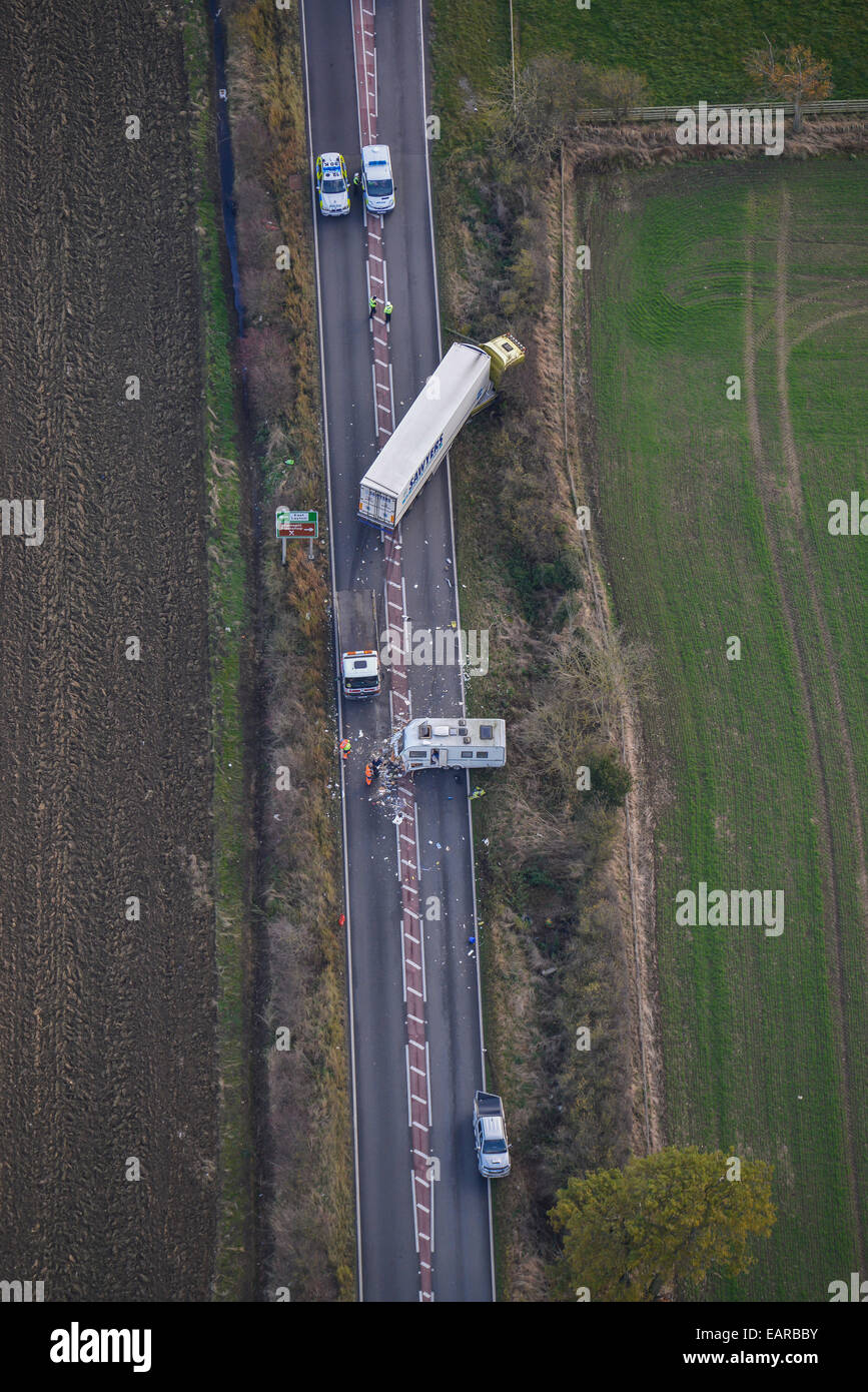 Una veduta aerea di incidenti stradali che coinvolgono un caravan e un HGV Foto Stock