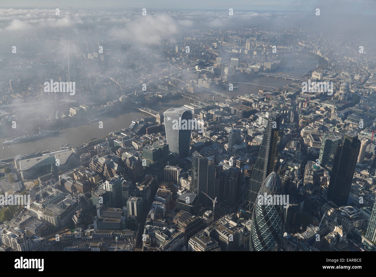 Una veduta aerea della città di Londra che guarda verso il fiume Tamigi in mezzo alle basse nubi Foto Stock