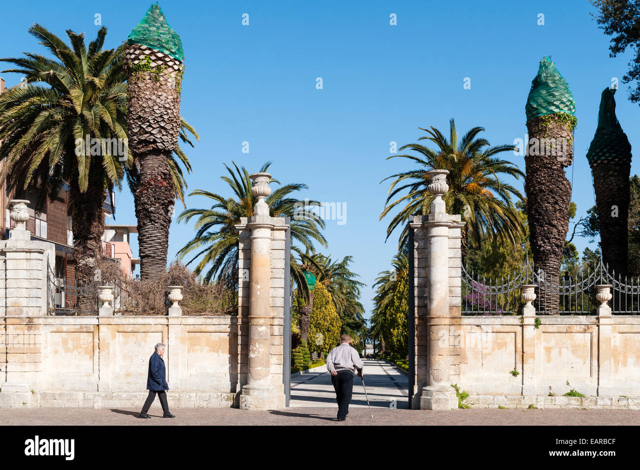 L'ingresso ai giardini pubblici di Palazzolo Acreide, Sicilia meridionale, Italia. Alberi di palma per proteggerli dall'attacco di Red Palm Weevil Foto Stock