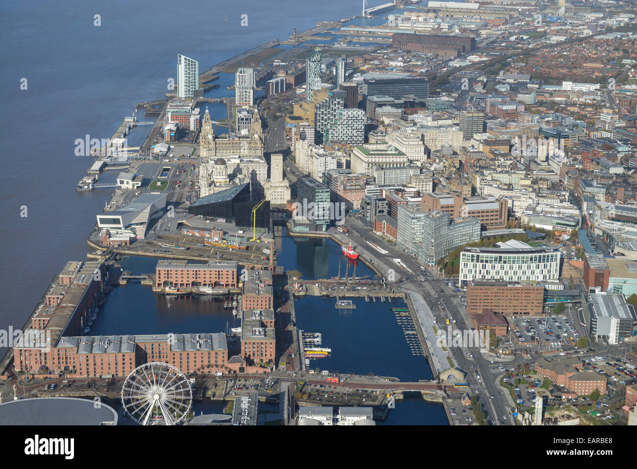Una veduta aerea del centro di Liverpool e il fiume Mersey Foto Stock