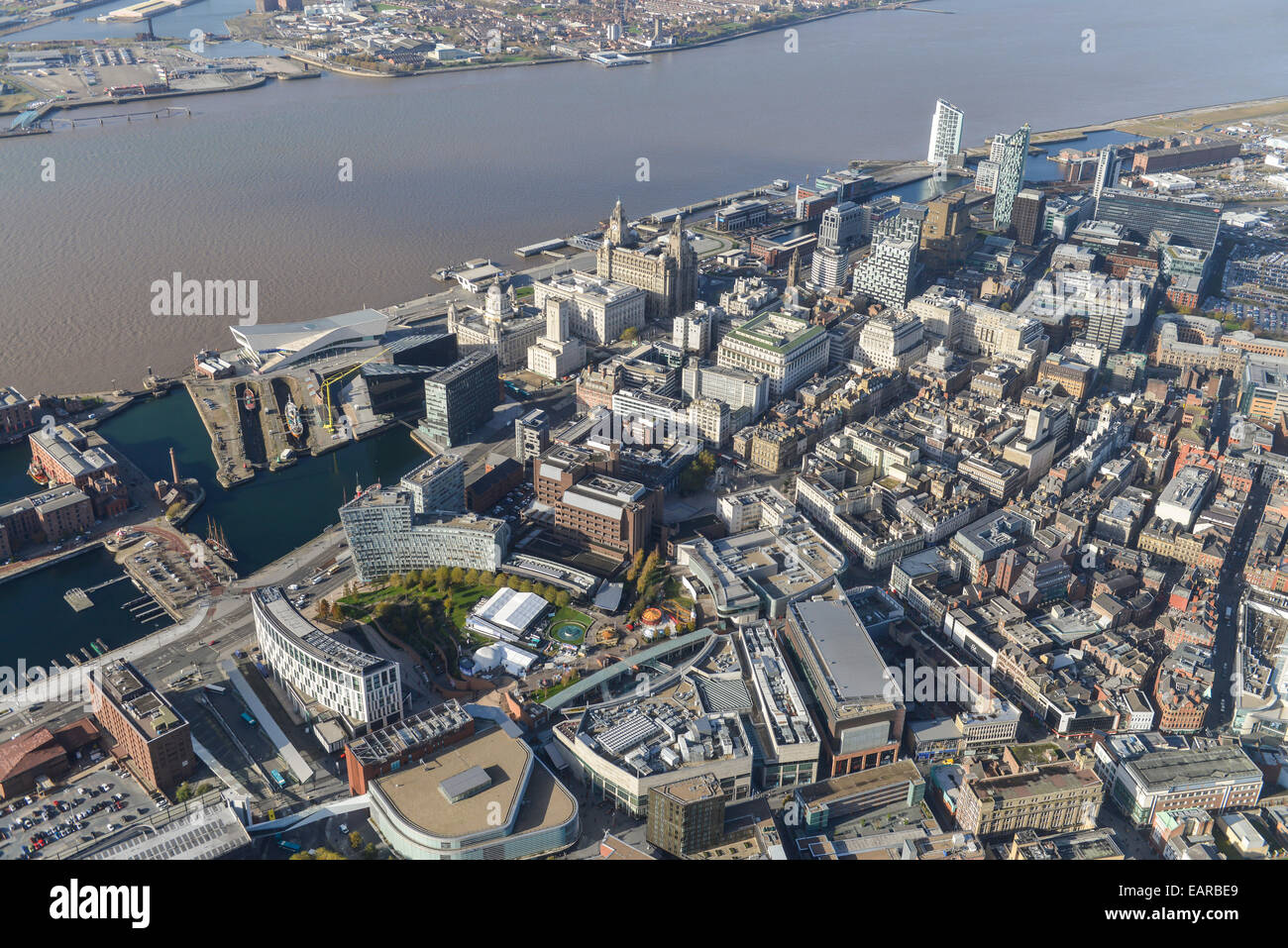 Una veduta aerea del centro di Liverpool e il fiume Mersey Foto Stock