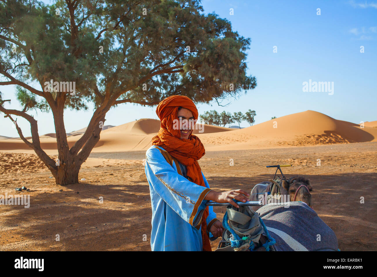 Ssmiling driver del cammello nel deserto del Sahara in Marocco Foto Stock