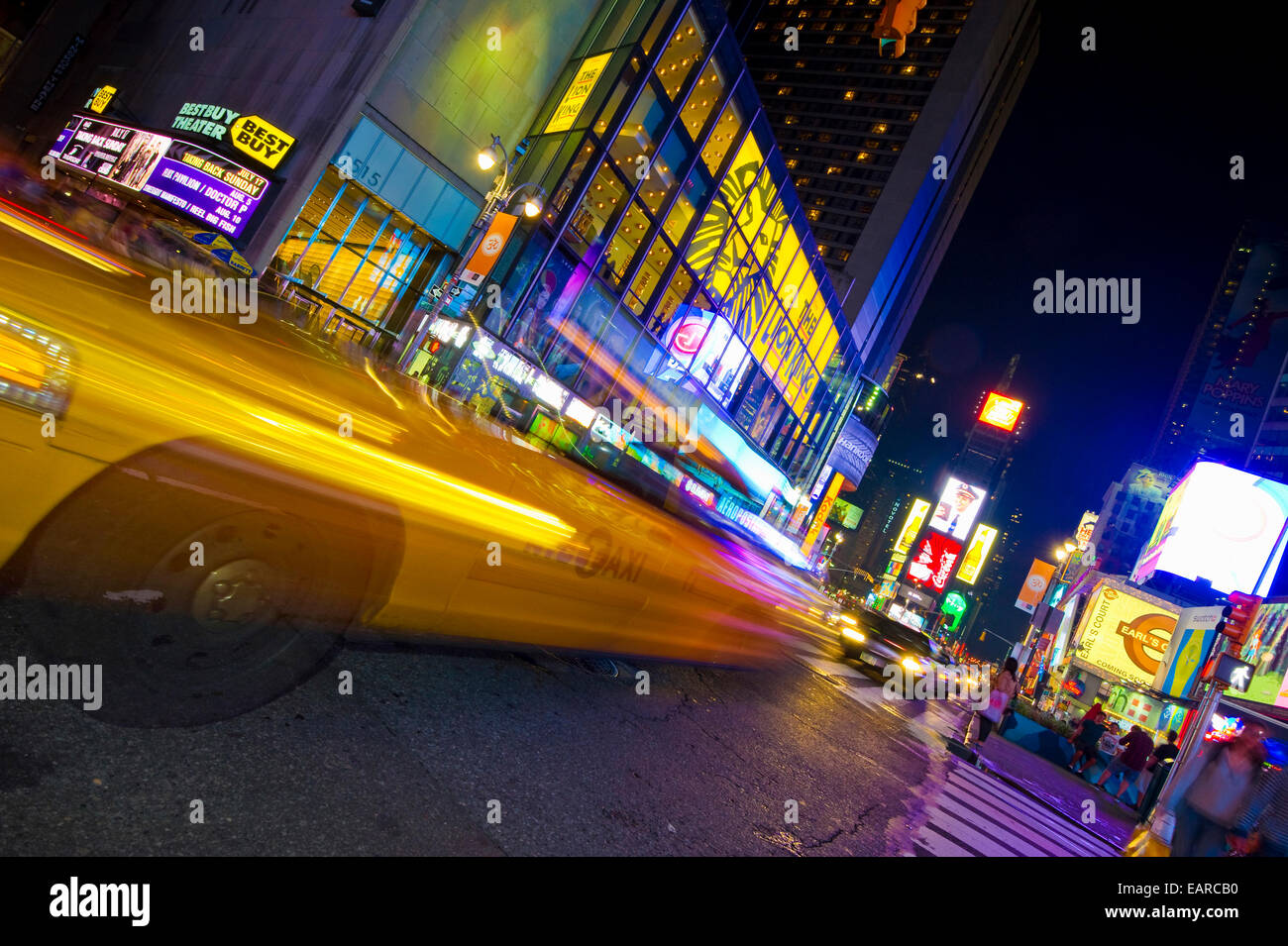 Insegne al neon e un taxi con motion blur in Times Square Manhattan, New York, New York, Stati Uniti Foto Stock