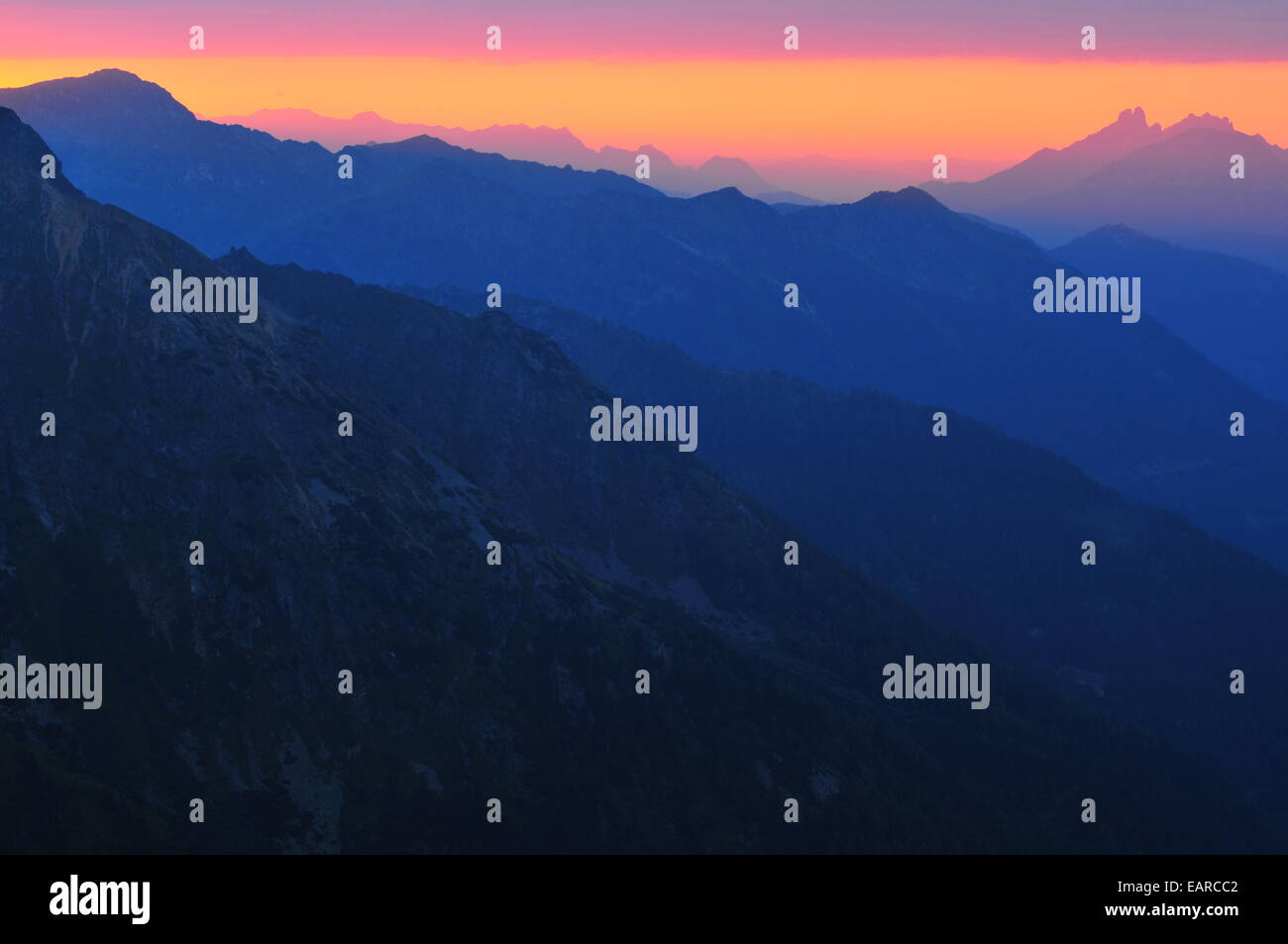 Vista dei picchi Bischofsmuetzen, estrema destra, passato la valle di Anterselva di Sopra nella luce della sera, Schladminger Tauern range, Stiria Foto Stock