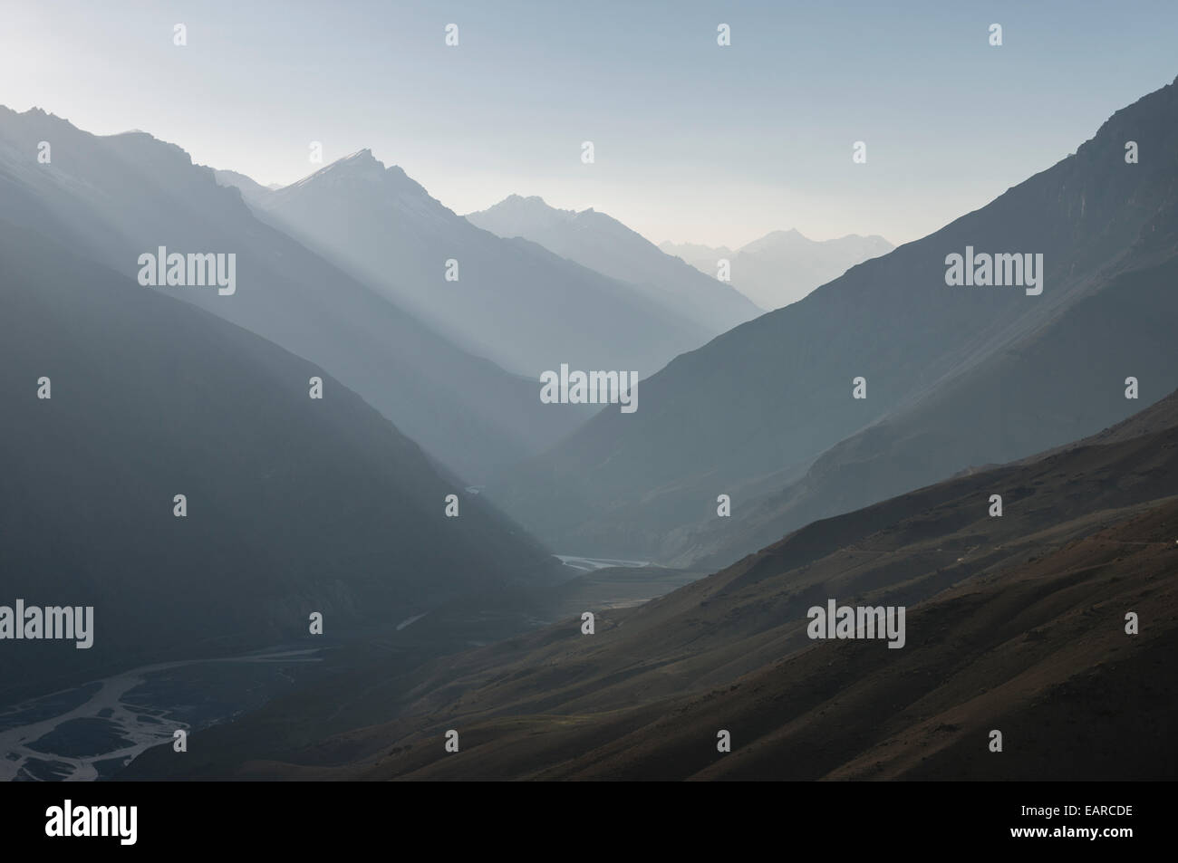 Fosco paesaggio di montagna, Spiti Valley, vicino a Dankhar, Himachal Pradesh, India Foto Stock