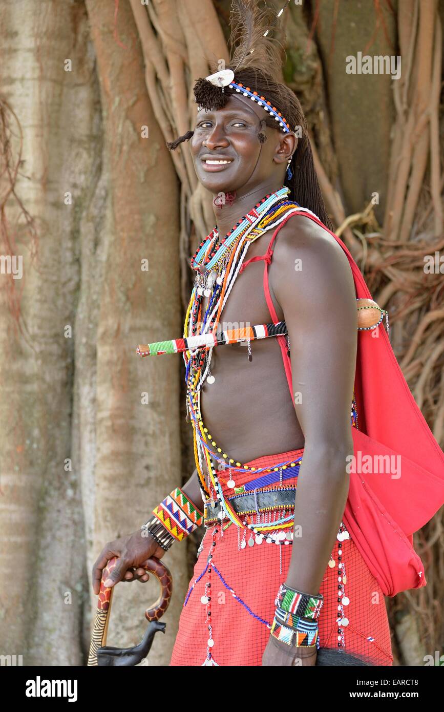 Guerriero masai indossando vestiti tradizionali, vicino Enkutoto, il Masai Mara, Rift Valley Provincia, Kenya Foto Stock